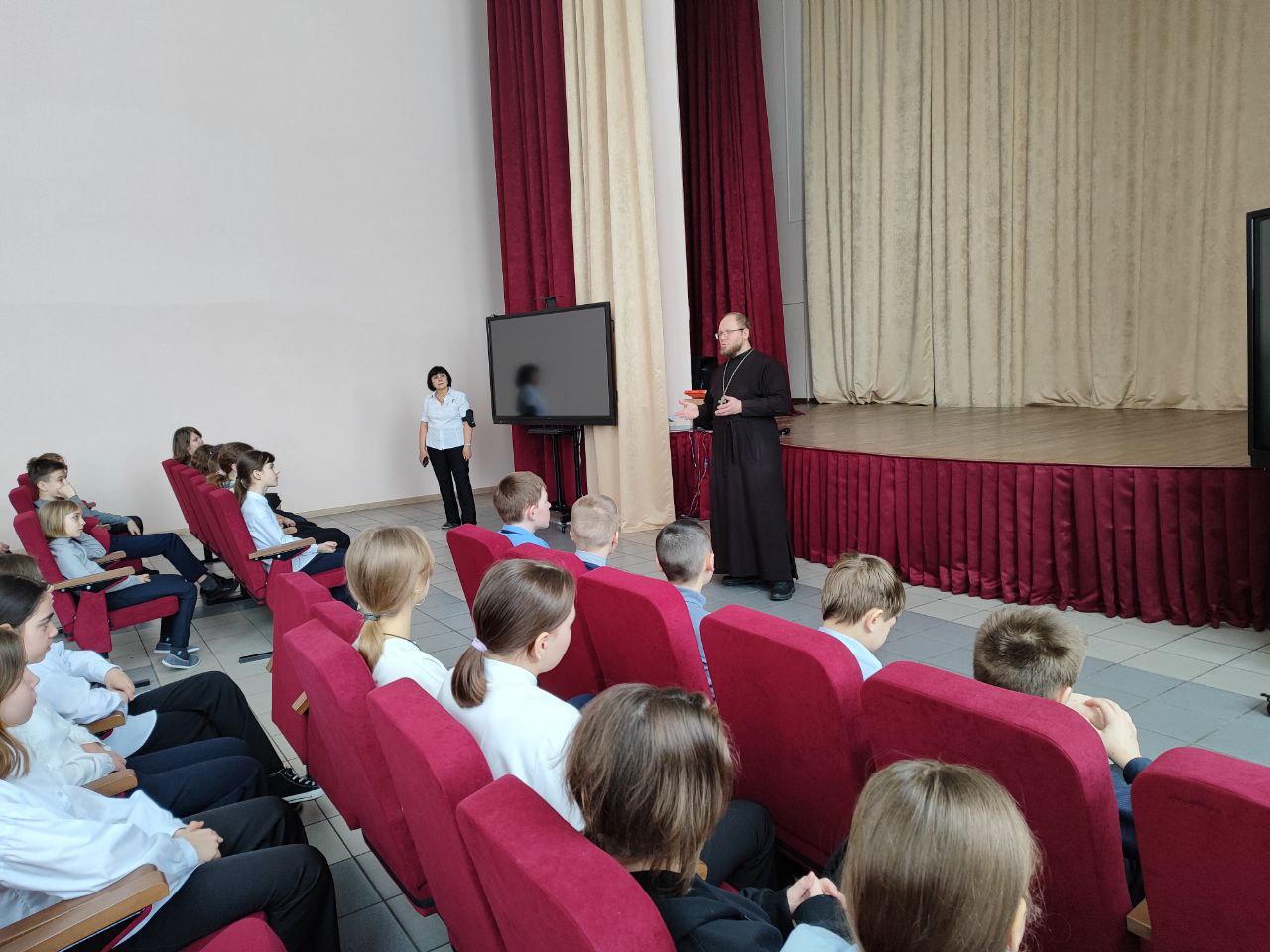 17 марта в стенах школы состоялось духовно-просветительское мероприятие &amp;quot;Сила слова&amp;quot;, почетным гостем которого стал иерей Сергий, служитель Кафедрального Собора Преображения Господня города Сургута.  Священнослужитель приоткрыл юным слушателям двери в мир.