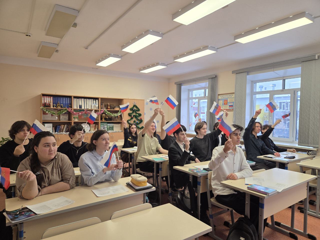 В преддверии Дня Конституции Российской Федерации в 11 классах учителем истории и обществознания Журавлевой Анной Николаевной был проведен урок-игра «Я – гражданин России!».