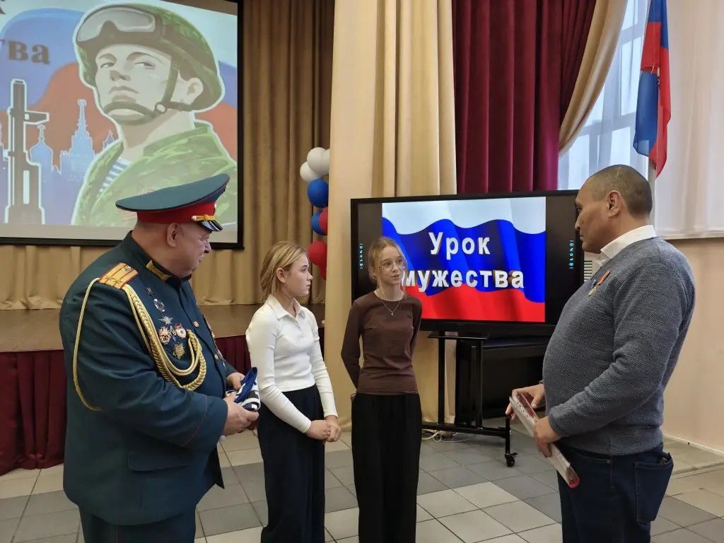 В рамках урока Мужества нашу школу посетили Сусидко Александр Иванович, Председатель РОО &amp;quot;Офицеры России&amp;quot; и участник СВО, старший прапорщик Байтурганов Булат Жакслыкович..